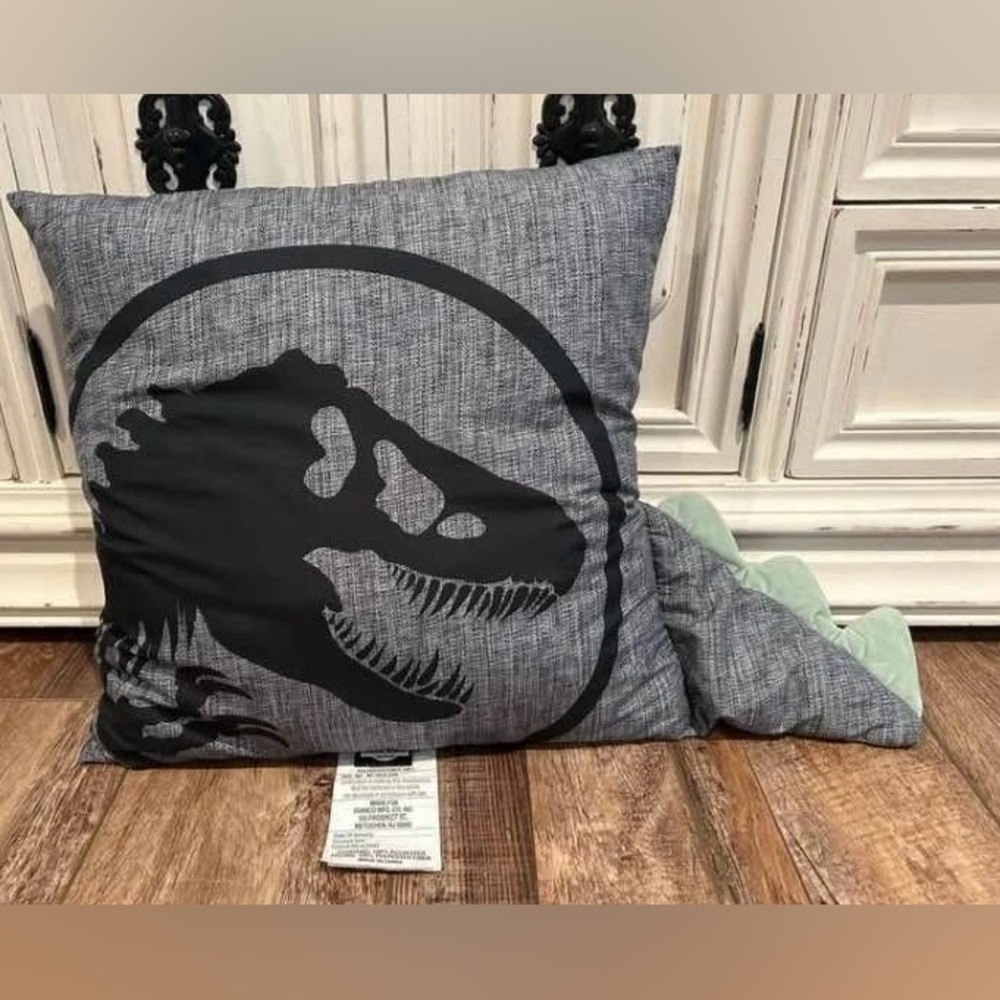 Jurassic World Dominion
Decorative Plush Pillow Color
Gray 16" x 16"